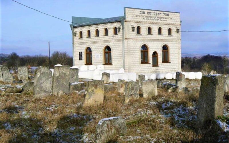 Скандал у Меджибожі: хасидів можуть заселити в незаконну недобудову