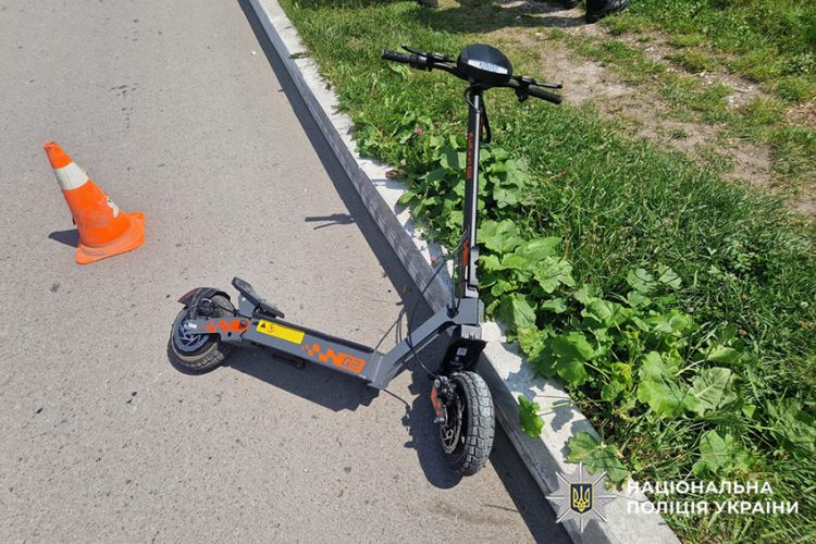 Дитячий електросамокат став причиною ДТП у Волочиську