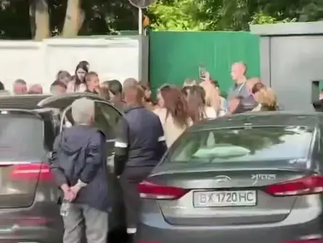 Скандал у Хмельницькому: діти протестують за свого футбольного тренера