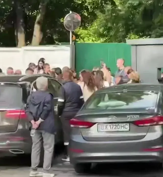 Скандал у Хмельницькому: діти протестують за свого футбольного тренера